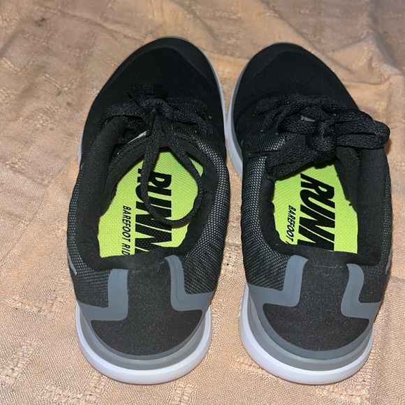 Womens size 9 running shoe - Picture 3 of 5